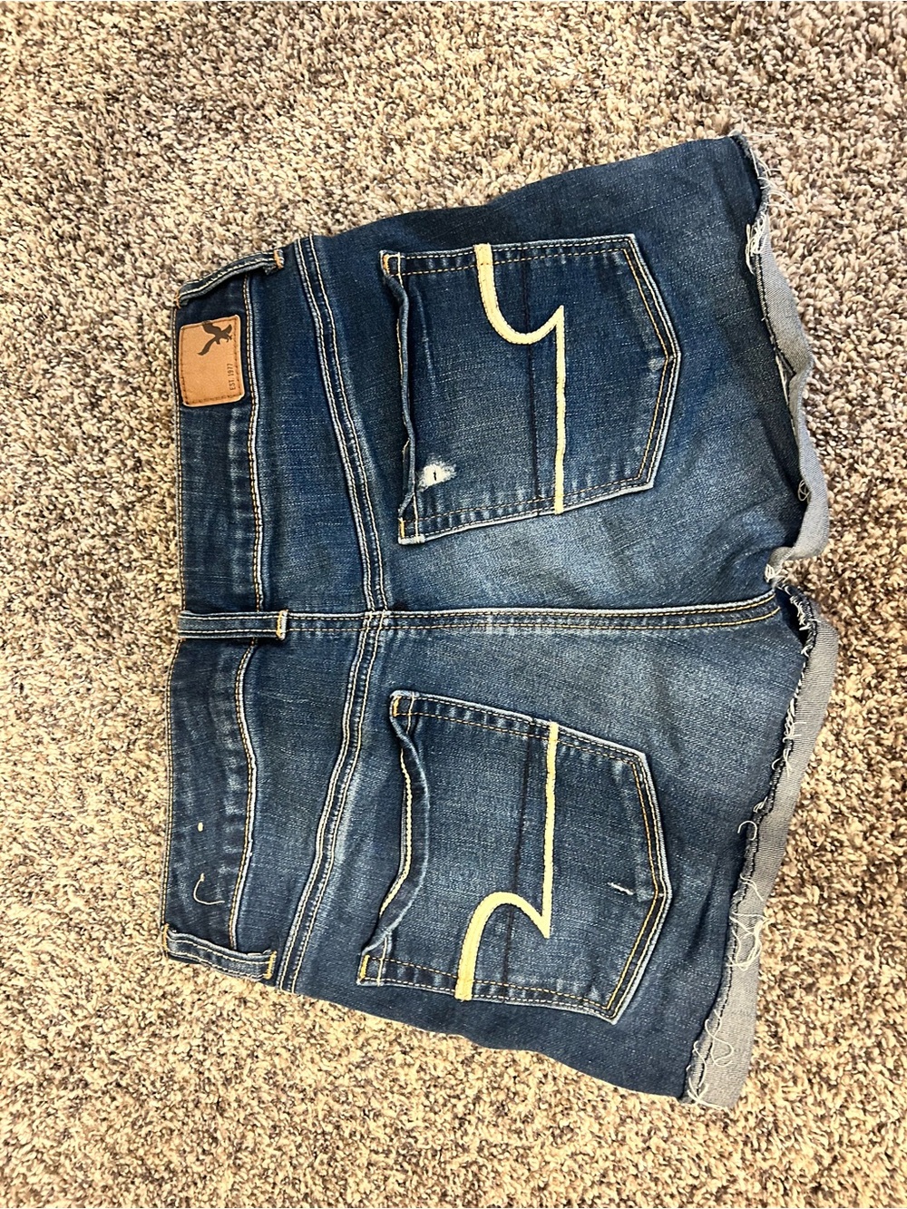 Women’s American Eagle Outfitters Dark Distressed Roll-Hem Denim Shorts, size 6 - Picture 4 of 12